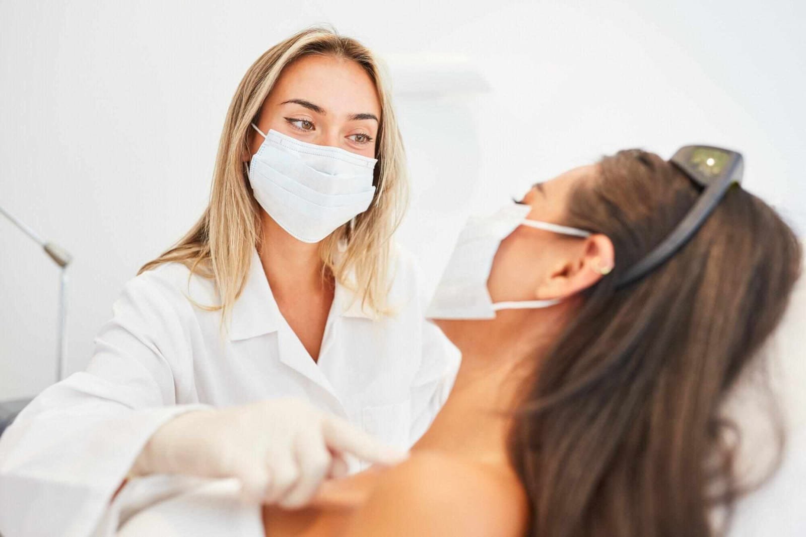 Top Reasons to Visit an Emergency Dermatologist Immediately